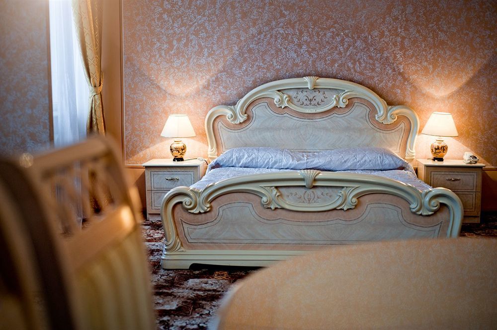 George Hotel Lviv Bagian luar foto